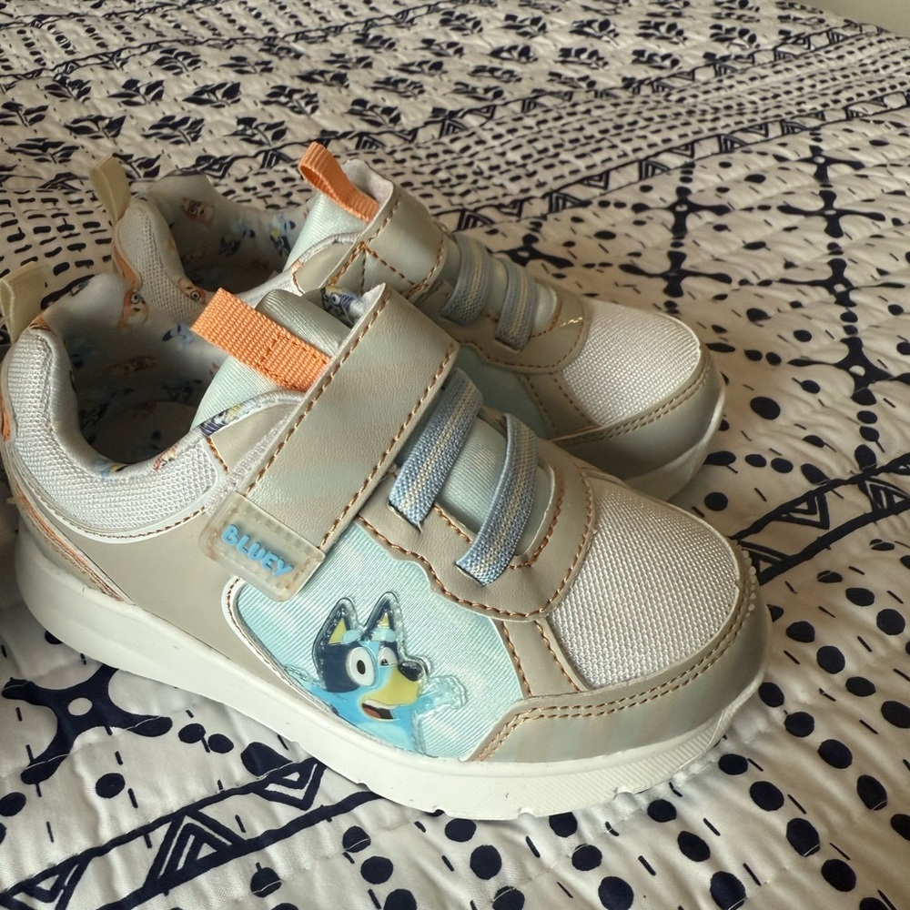 NWT Light Up Bluey Shoes - Picture 3 of 7